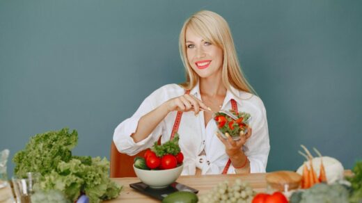 Blonde woman enjoying a fresh salad surrounded by vegetables, promoting healthy eating., tags: een benadering voor - pexel
